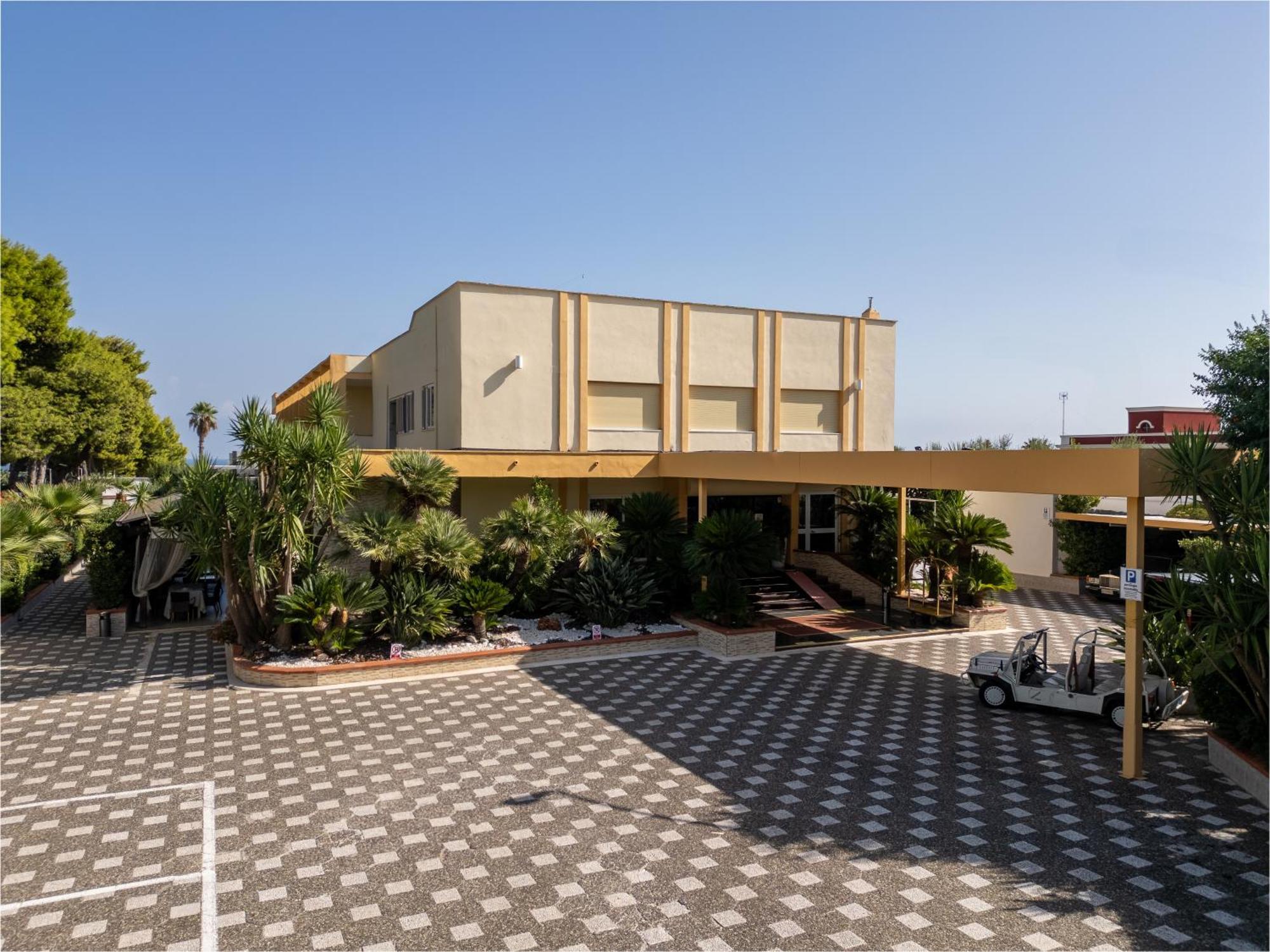 Hotel Villa Bisceglie Exteriör bild